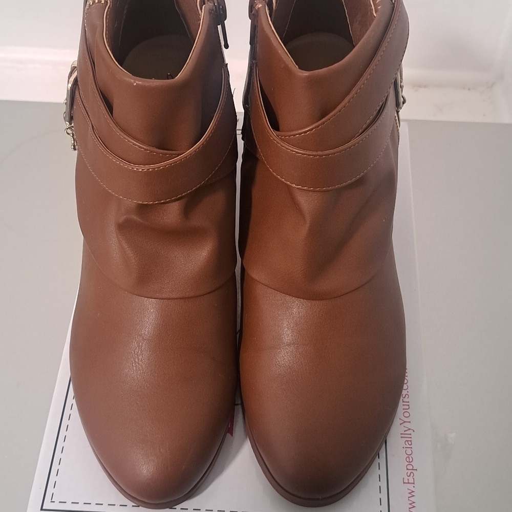 Shoes - Picture 3 of 4